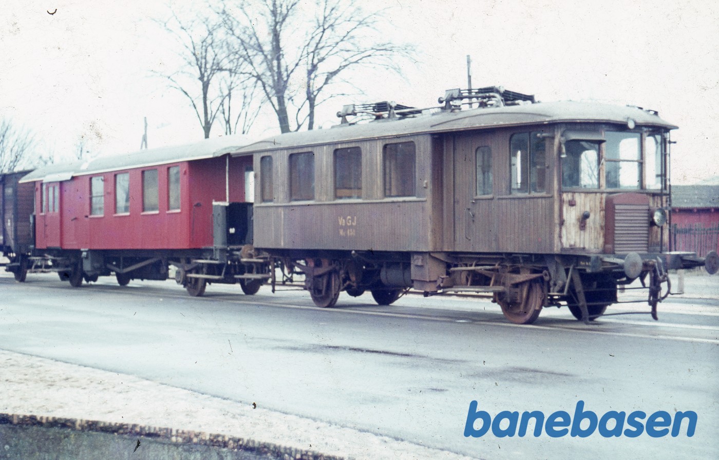 Triangelmotorvogn med blandet tog på sidespor Triangelmotorvogn med blandet tog på sidespor