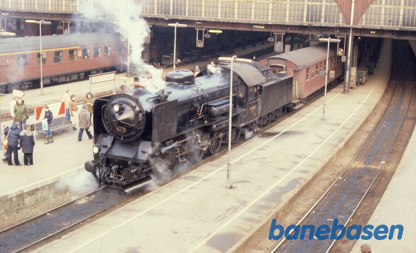 Damptoget holder klar ved perron. Foto taget fra Tietgensbroen Damptoget holder klar ved perron. Foto taget fra Tietgensbroen