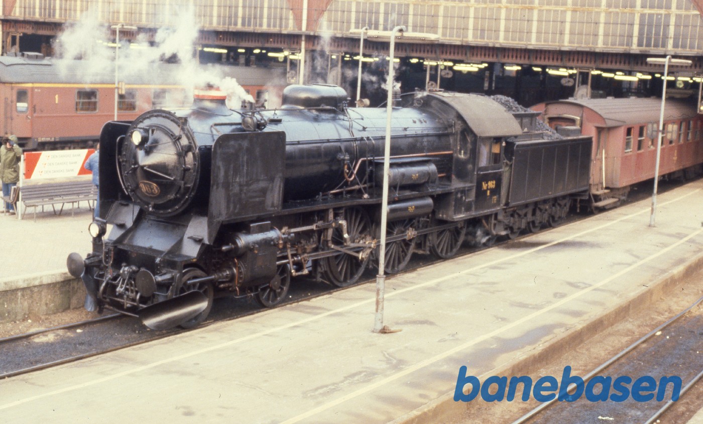 Damptoget holder klar ved perron Damptoget holder klar ved perron