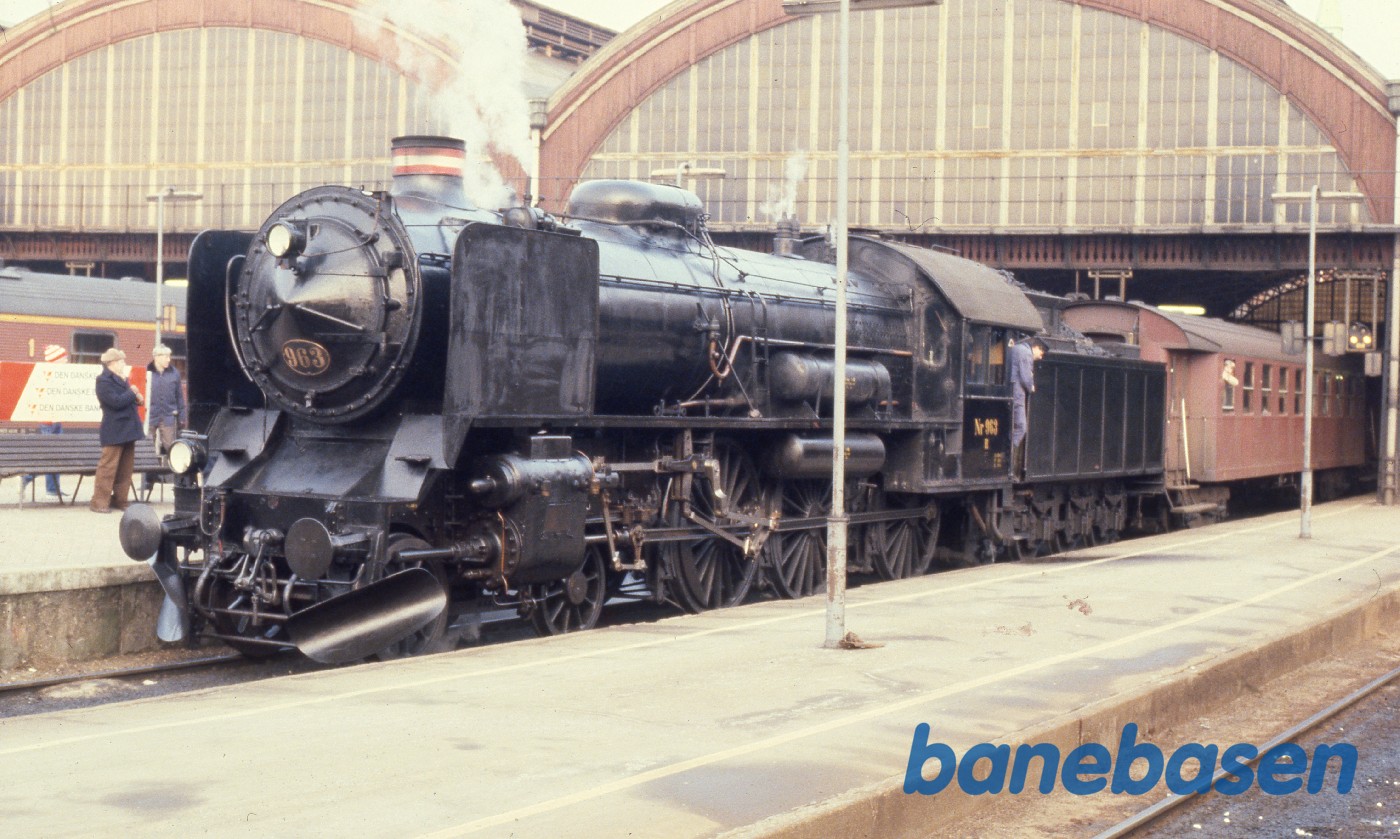 Damptoget holder klar ved perron Damptoget holder klar ved perron