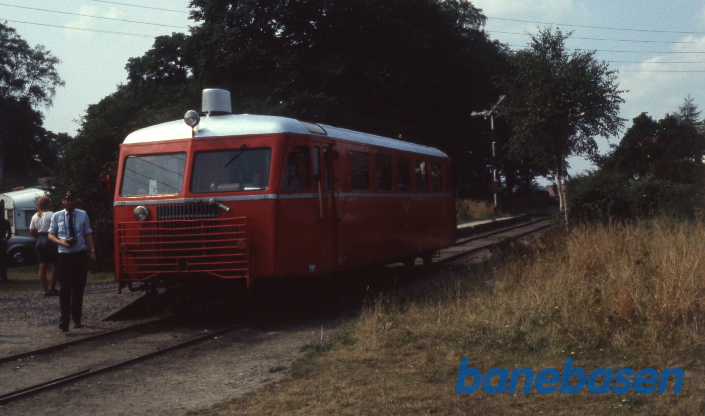 Skinnebussen i rød bemaling på havnen Skinnebussen i rød bemaling på havnen