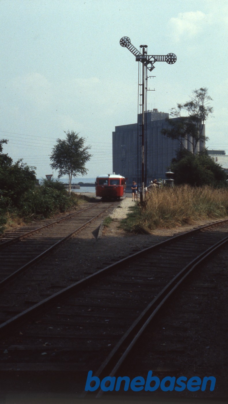 Skinnebussen i rød bemaling på havnen Skinnebussen i rød bemaling på havnen