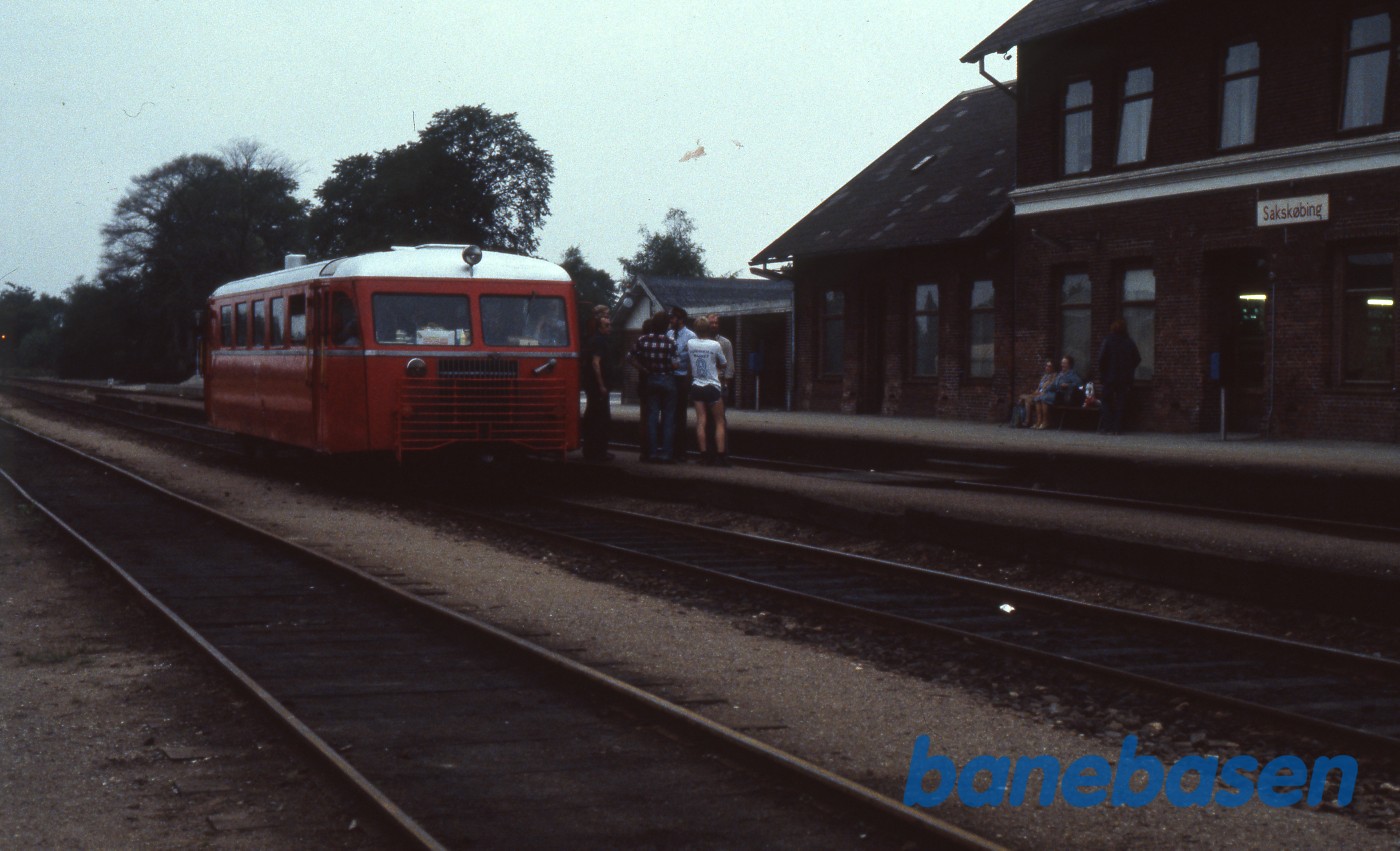Skinnebussen i rød bemaling på stationen, afventer krydsning Skinnebussen i rød bemaling på stationen, afventer krydsning