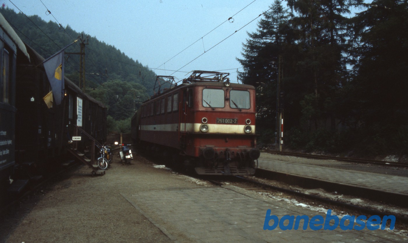 Harzen. Elektrisk lokomotiv kører ind på station, formentlig i Rübeland Harzen. Elektrisk lokomotiv kører ind på station, formentlig i Rübeland