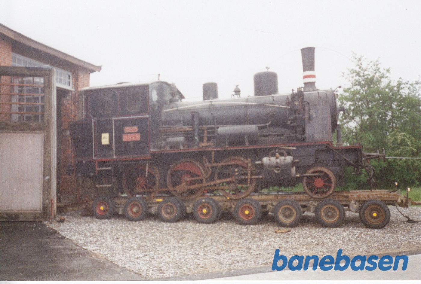 Nr. 7 bliver trukket ud af remisen i Gilleleje og op på en vognbjørn Nr. 7 bliver trukket ud af remisen i Gilleleje og op på en vognbjørn