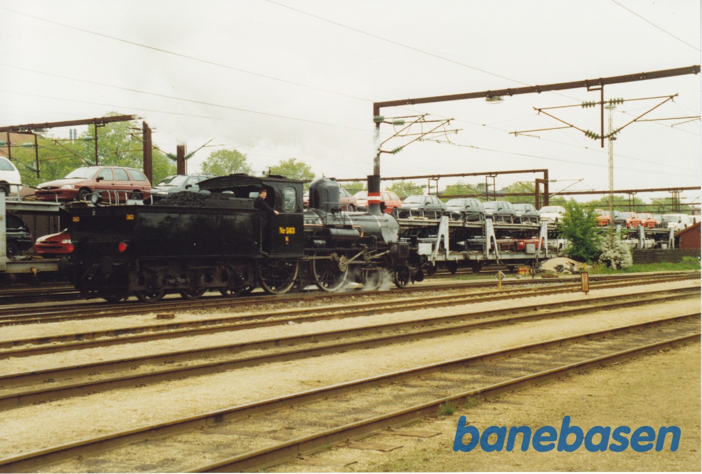 Jernbanemuseets lokomotiv kommer forbi godsbanegården Jernbanemuseets lokomotiv kommer forbi godsbanegården