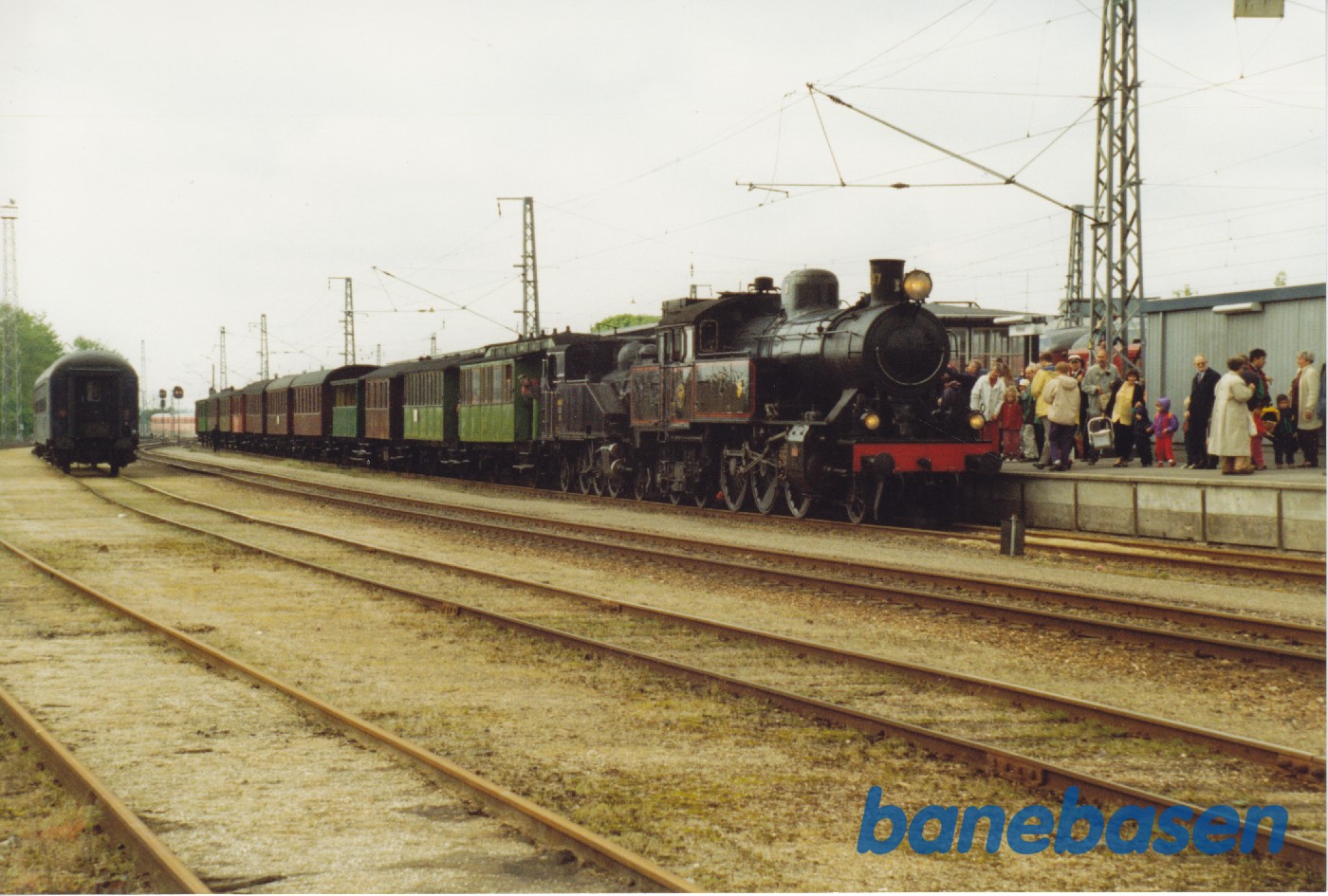 Det store tog til Græsted Veterantræf i spor 4 på Hillerød station Det store tog til Græsted Veterantræf i spor 4 på Hillerød station