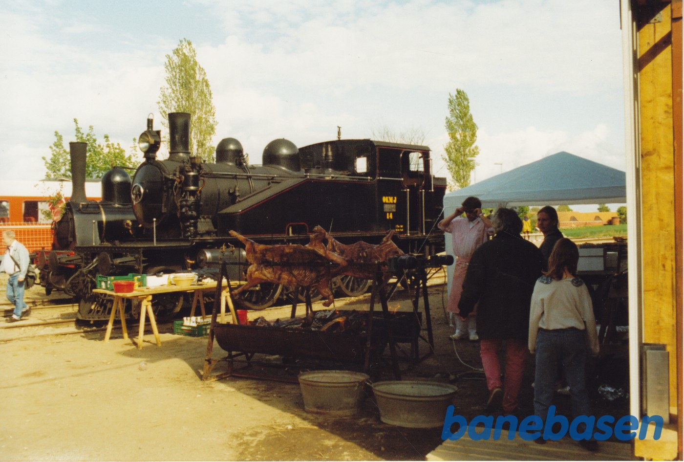 Så skal der steges pattegris til de mange gæster Så skal der steges pattegris til de mange gæster