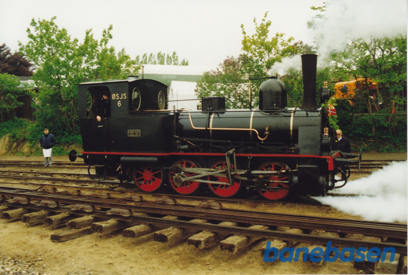 Damplokomotivet triller frem og tilbage til ære for gæsterne Damplokomotivet triller frem og tilbage til ære for gæsterne