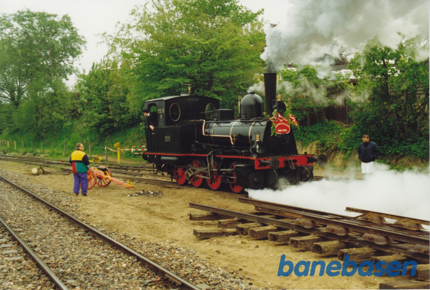 Damplokomotivet triller frem og tilbage til ære for gæsterne Damplokomotivet triller frem og tilbage til ære for gæsterne