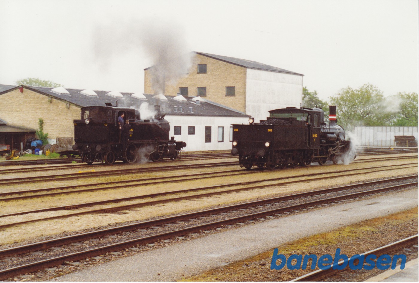 2 damplokomotiver rangerer på Hillerød station 2 damplokomotiver rangerer på Hillerød station