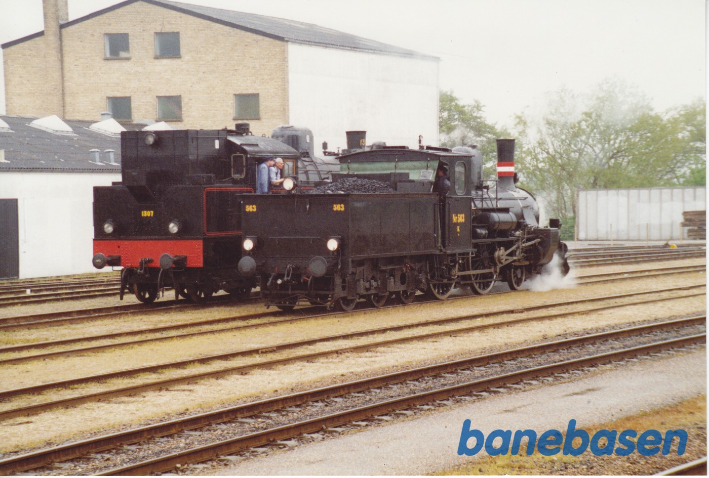 2 damplokomotiver rangerer på Hillerød station 2 damplokomotiver rangerer på Hillerød station