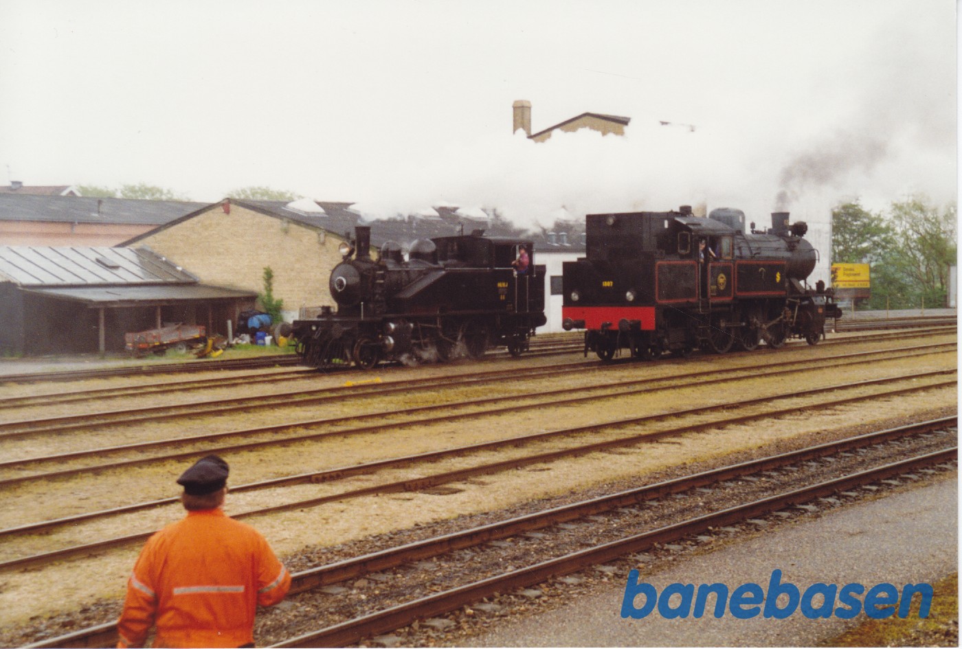 2 damplokomotiver rangerer på Hillerød station 2 damplokomotiver rangerer på Hillerød station