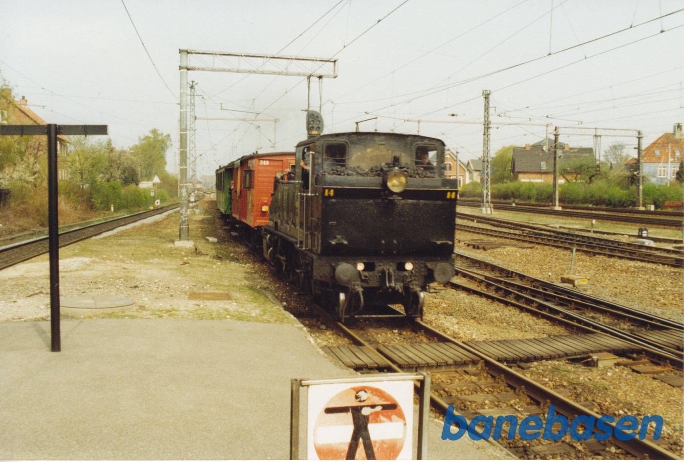 Tog til Bakken i Klampenborg ankommer i Hellerup Tog til Bakken i Klampenborg ankommer i Hellerup