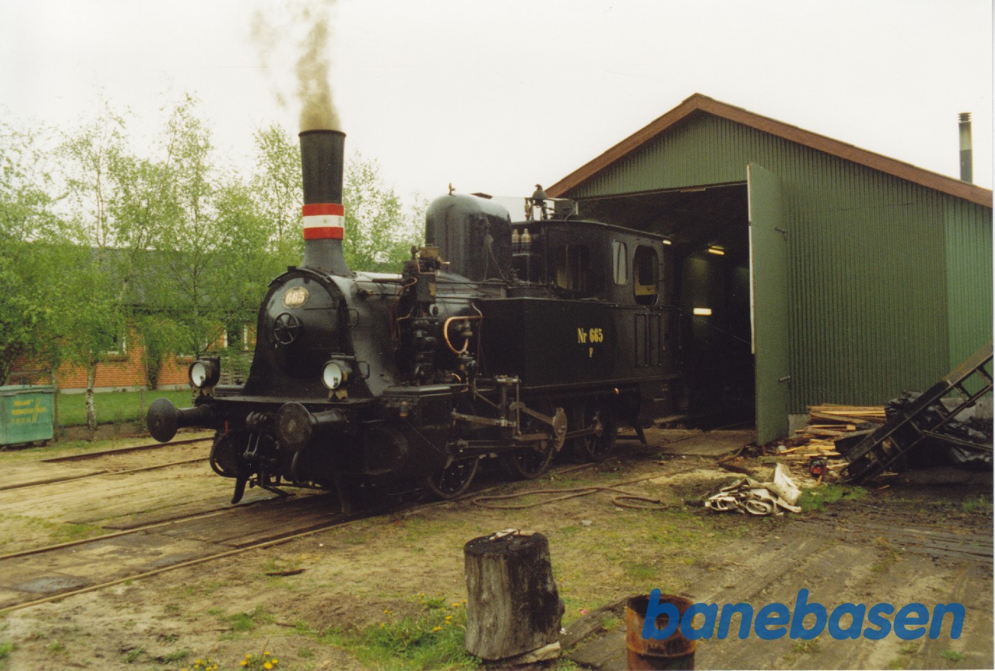F-maskine fyres op udenfor remisen i Bryrup F-maskine fyres op udenfor remisen i Bryrup