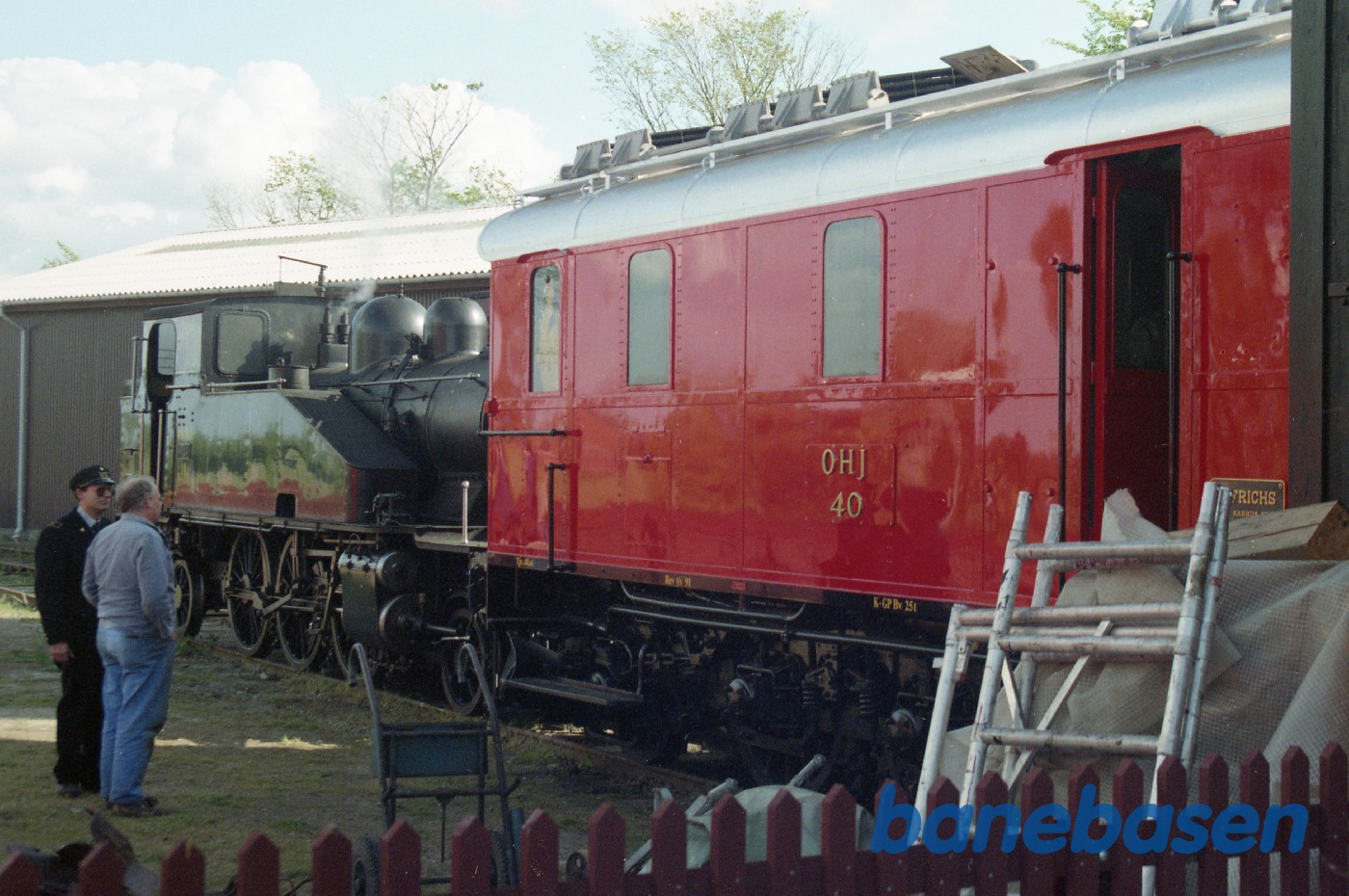 OHJ 40 og OKMJ nr. 14 holder udenfor remisen i Græsted OHJ 40 og OKMJ nr. 14 holder udenfor remisen i Græsted