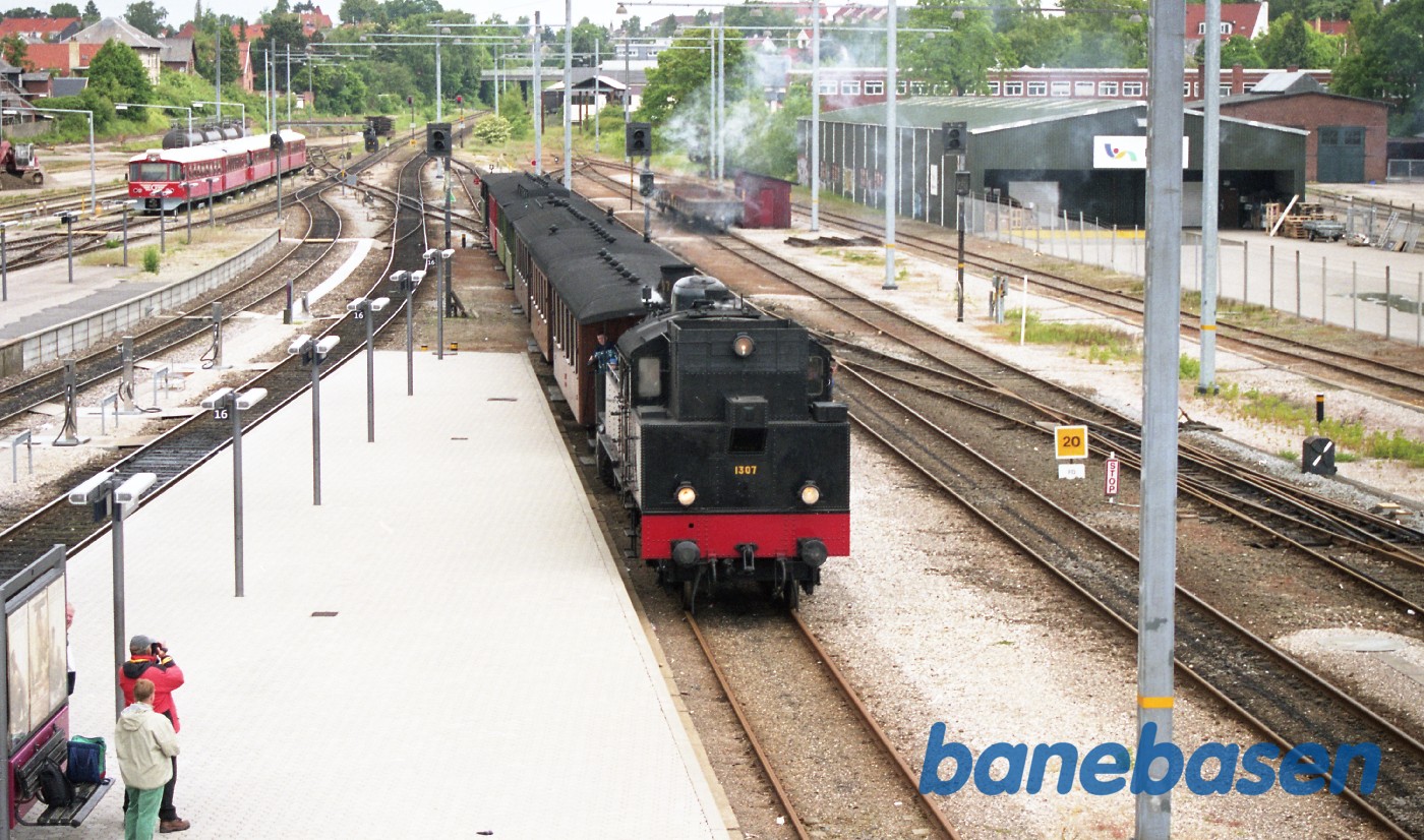 1307 ankommer i spor 4 1307 ankommer i spor 4