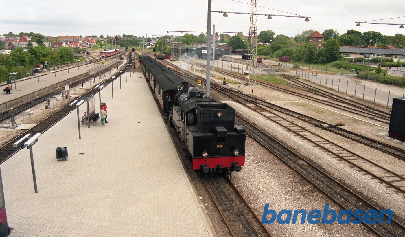 1307 ankommer i spor 4 1307 ankommer i spor 4