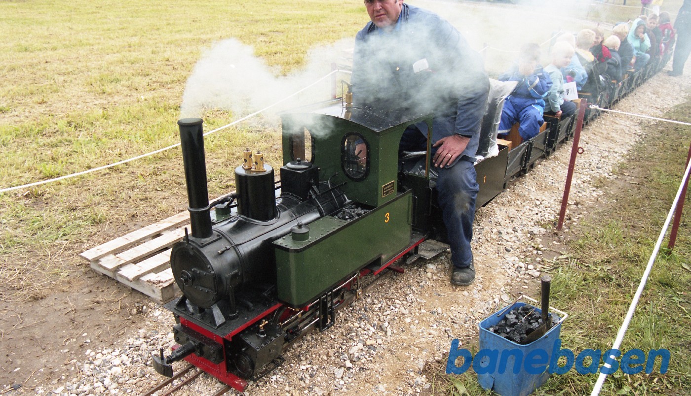 Det lille damptog med børn i vognene kører rundt på pladsen Det lille damptog med børn i vognene kører rundt på pladsen