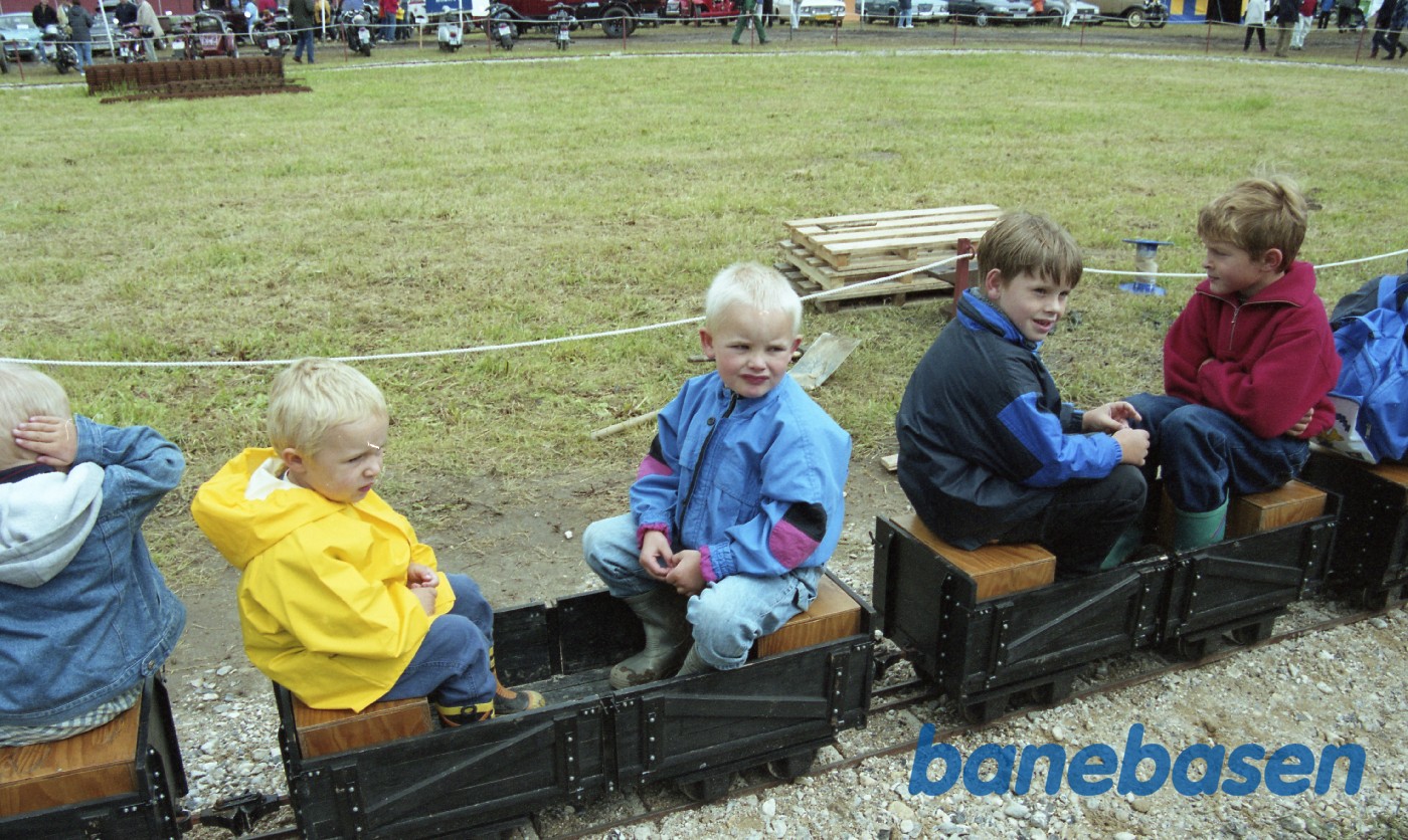 Børnene sidder i vognene Børnene sidder i vognene