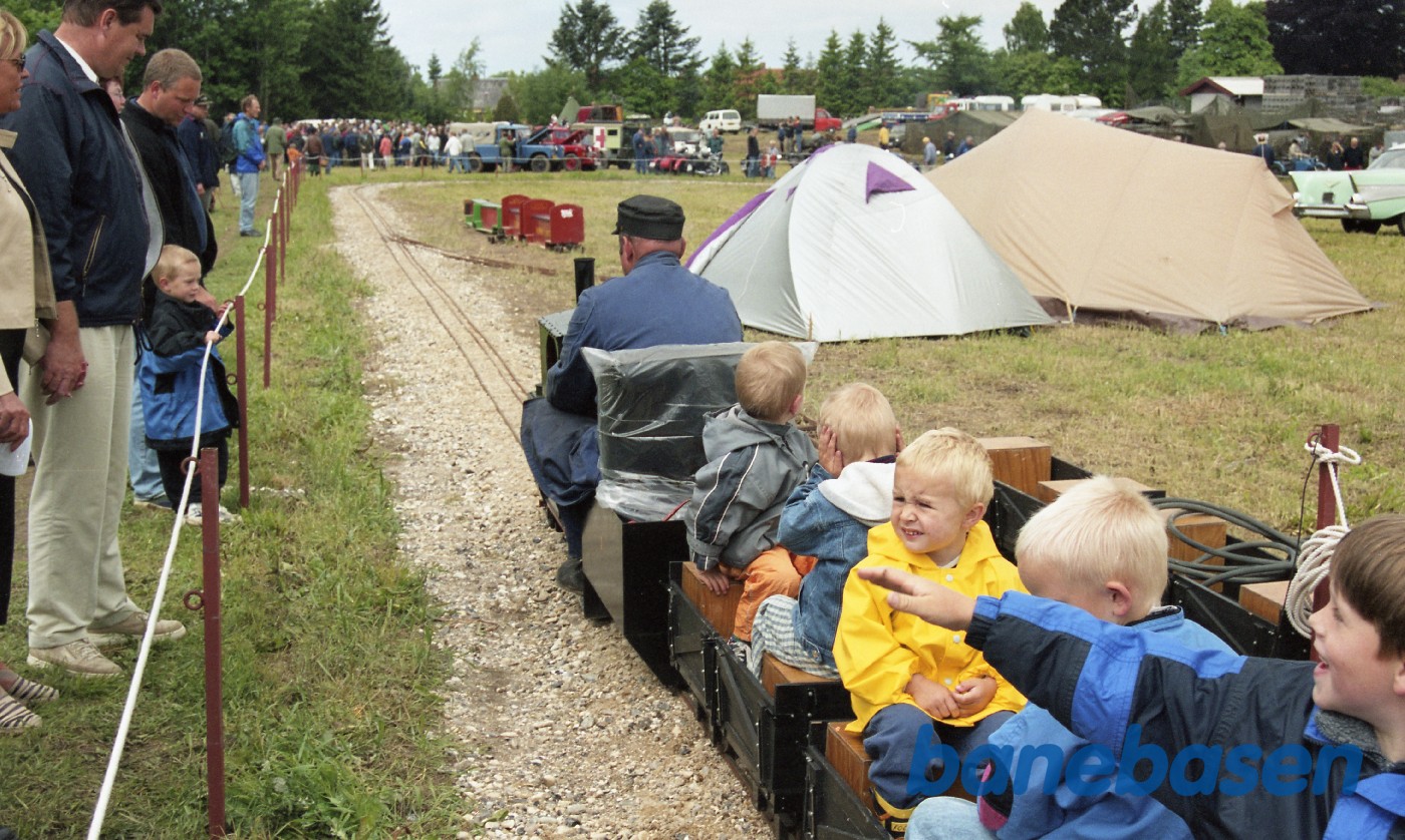 Det lille damptog med børn i vognene kører rundt på pladsen Det lille damptog med børn i vognene kører rundt på pladsen