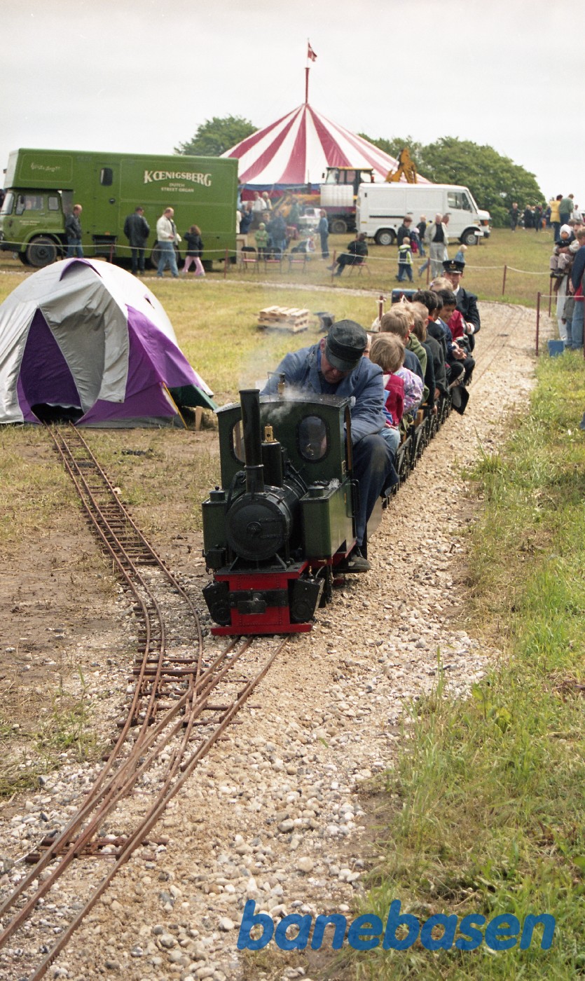 Det lille damptog med børn i vognene kører rundt på pladsen Det lille damptog med børn i vognene kører rundt på pladsen