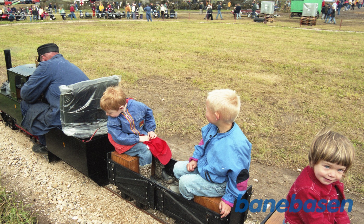 Det lille damptog med børn i vognene kører rundt på pladsen Det lille damptog med børn i vognene kører rundt på pladsen