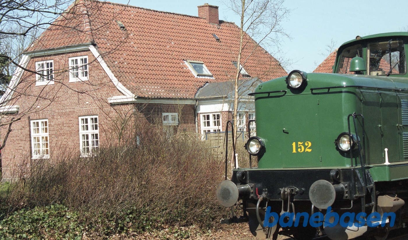 Stationsbygningen gemmer sig bag lokomotivet Stationsbygningen gemmer sig bag lokomotivet