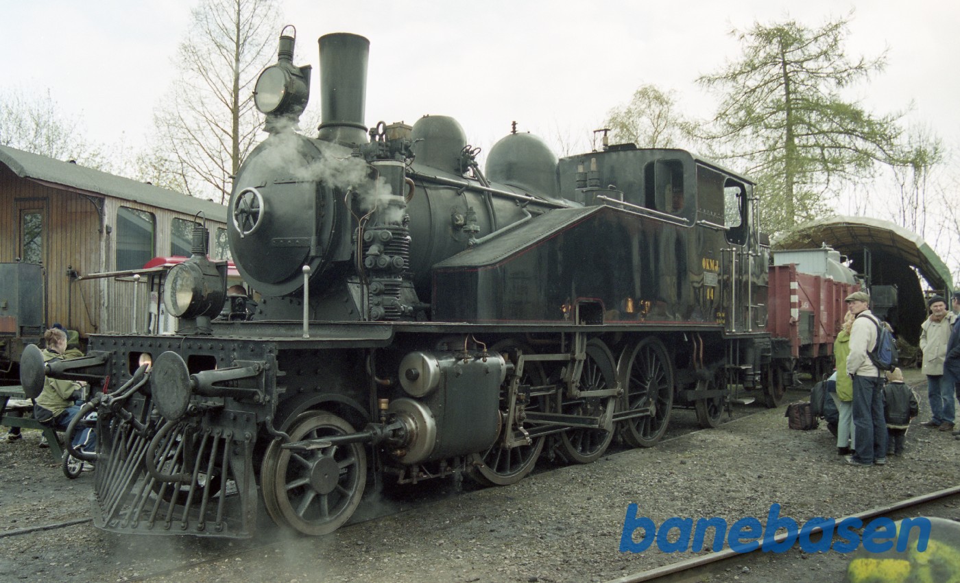 De mange gæster kigger på bl.a. Nr. 14. 1307 står inde i remisen De mange gæster kigger på bl.a. Nr. 14. 1307 står inde i remisen