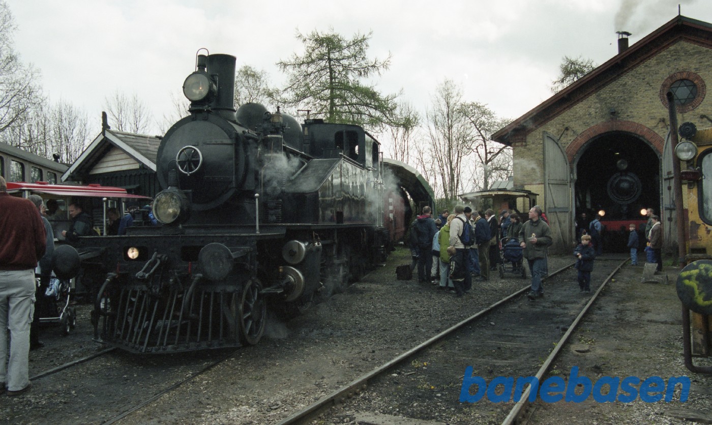 De mange gæster kigger på bl.a. Nr. 14. 1307 står inde i remisen De mange gæster kigger på bl.a. Nr. 14. 1307 står inde i remisen
