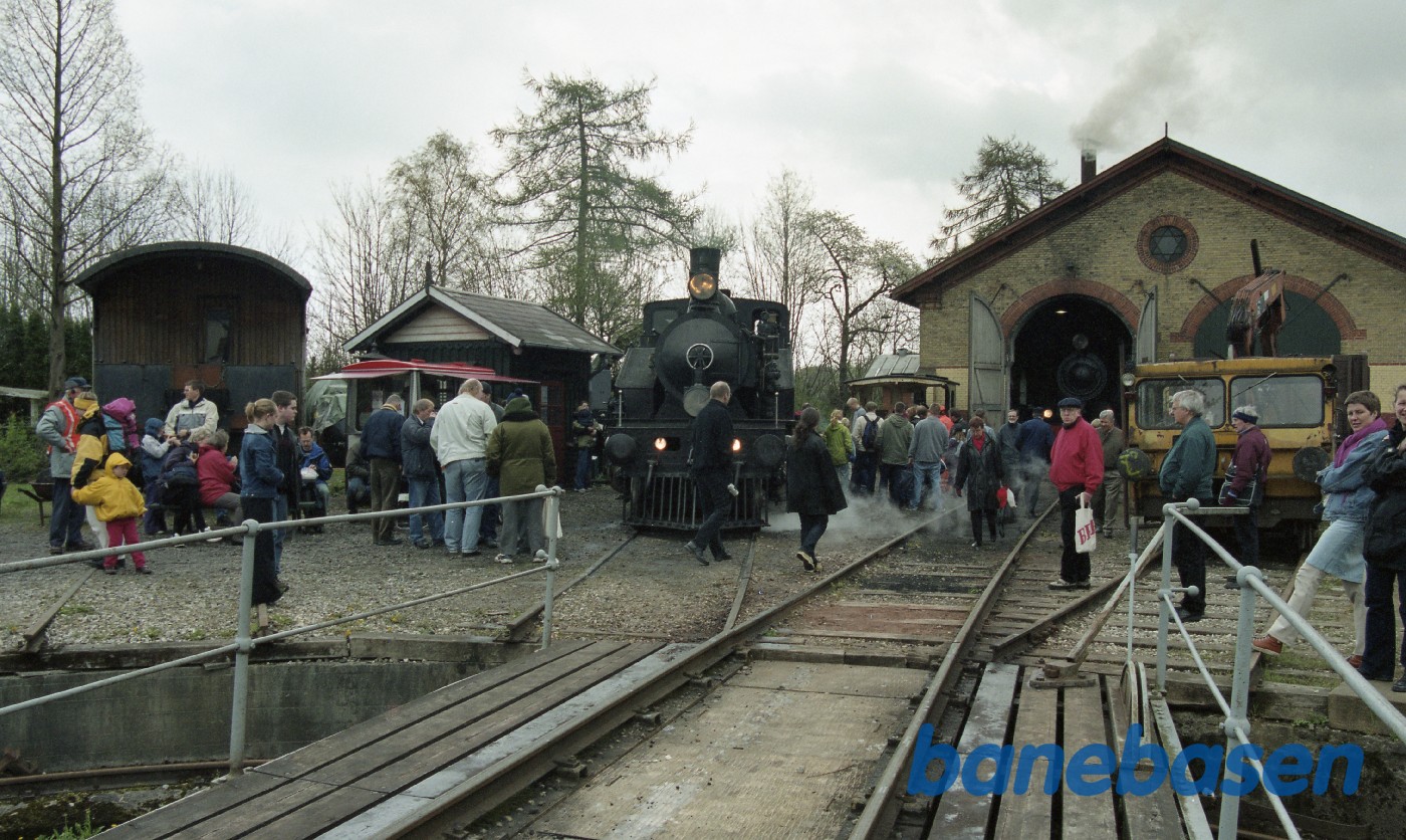 De mange gæster kigger på bl.a. Nr. 14. 1307 står inde i remisen De mange gæster kigger på bl.a. Nr. 14. 1307 står inde i remisen