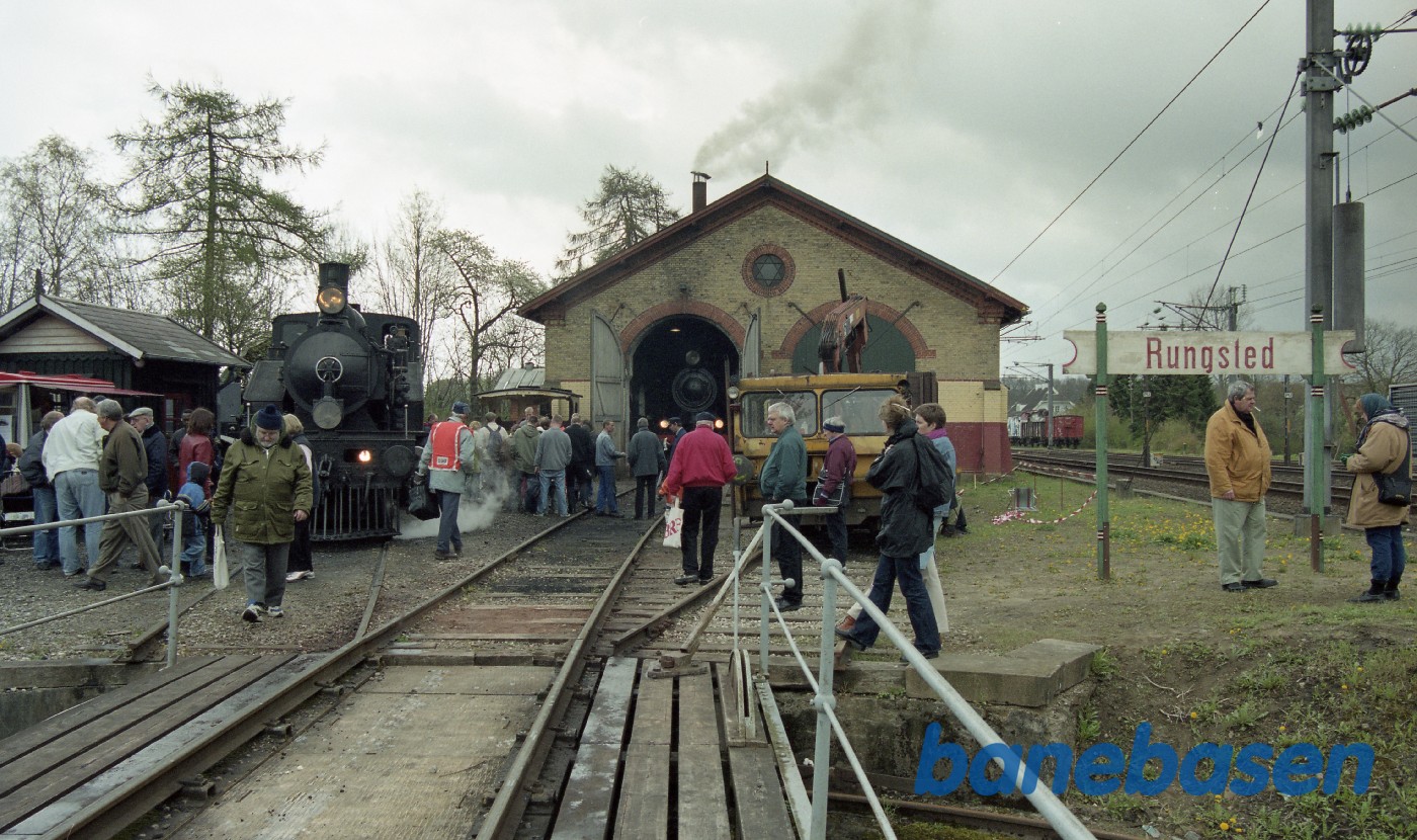De mange gæster kigger på bl.a. Nr. 14. 1307 står inde i remisen De mange gæster kigger på bl.a. Nr. 14. 1307 står inde i remisen
