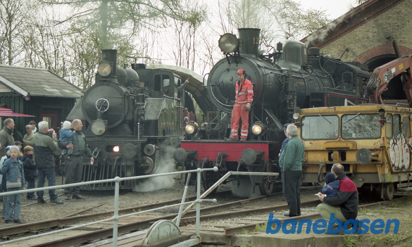 De mange gæster kigger på bl.a. Nr. 14. 1307 er kørt ud af remisen De mange gæster kigger på bl.a. Nr. 14. 1307 er kørt ud af remisen