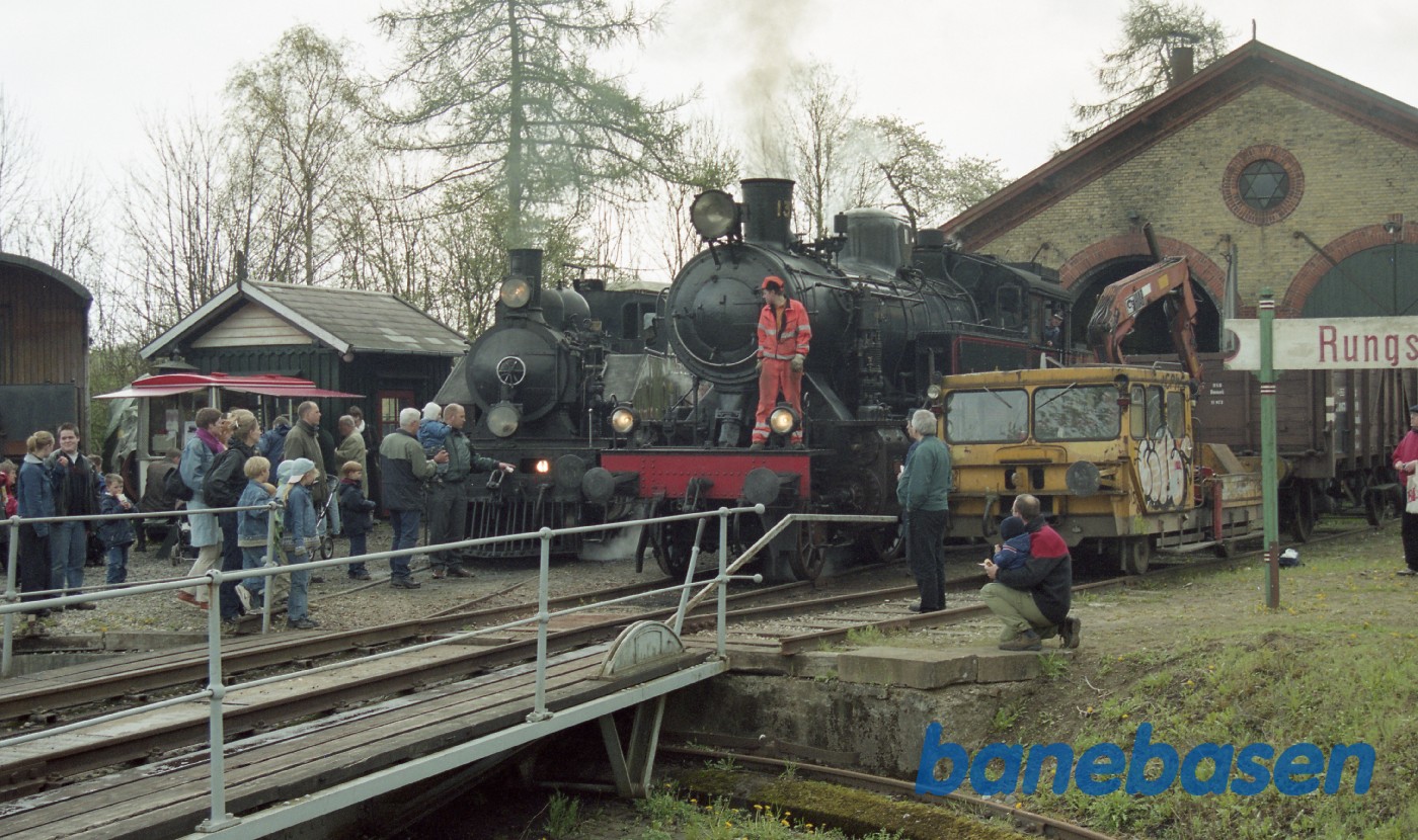 De mange gæster kigger på bl.a. Nr. 14. 1307 er kørt ud af remisen De mange gæster kigger på bl.a. Nr. 14. 1307 er kørt ud af remisen