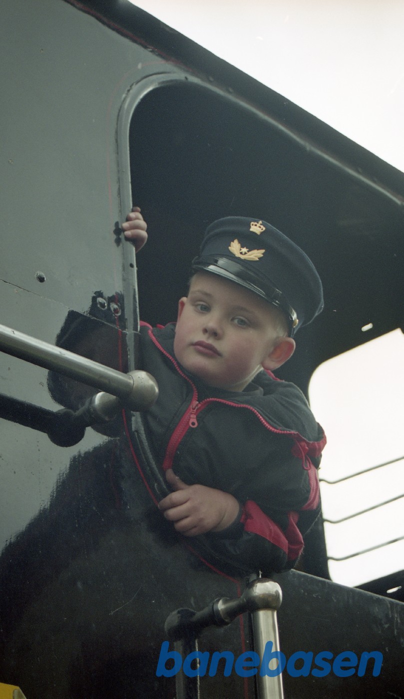 Den lille lokomotivfører kigger ud af lokomotivet Den lille lokomotivfører kigger ud af lokomotivet