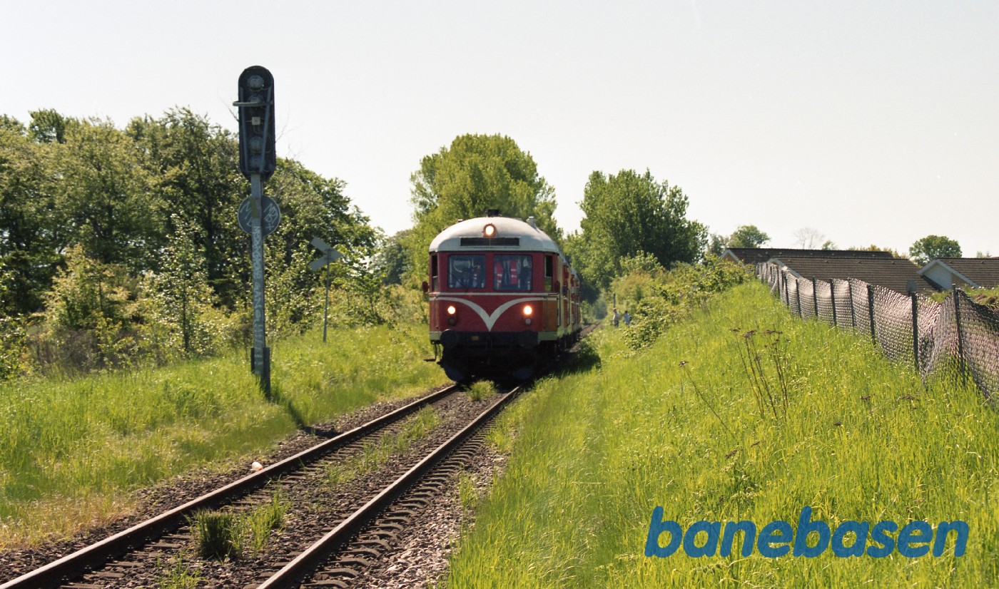De 4 inviterede lokomotiver på vej ind på Græsted station De 4 inviterede lokomotiver på vej ind på Græsted station