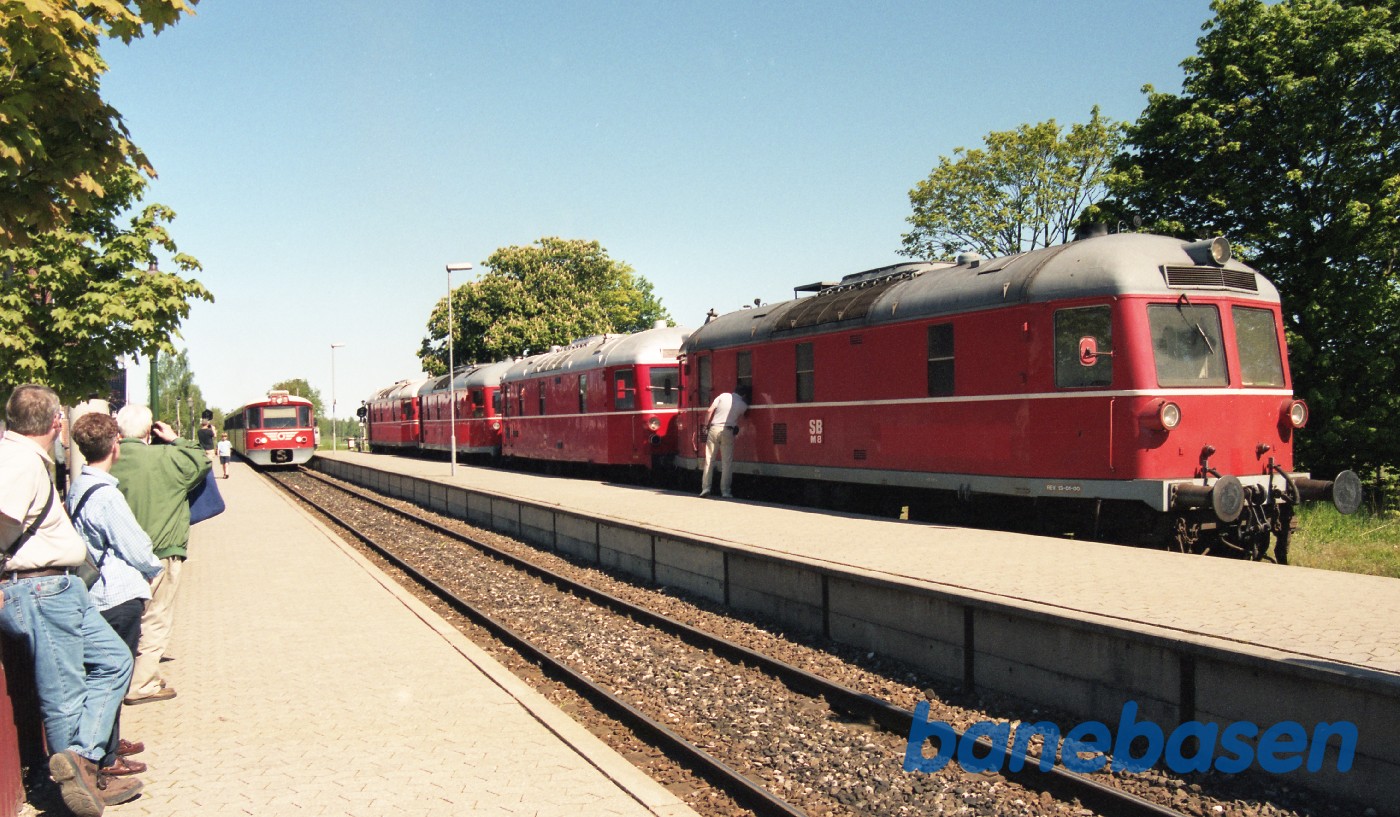 De 4 inviterede lokomotiver ankommet til Græsted station. Y-tog på vej ind i spor 1 De 4 inviterede lokomotiver ankommet til Græsted station. Y-tog på vej ind i spor 1