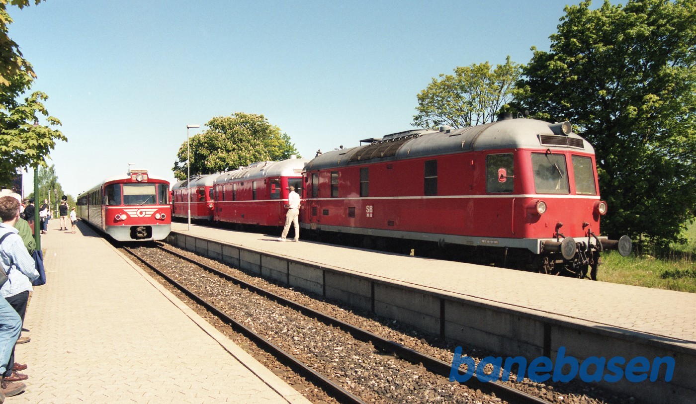 De 4 inviterede lokomotiver ankommet til Græsted station. Y-tog på vej ind i spor 1 De 4 inviterede lokomotiver ankommet til Græsted station. Y-tog på vej ind i spor 1