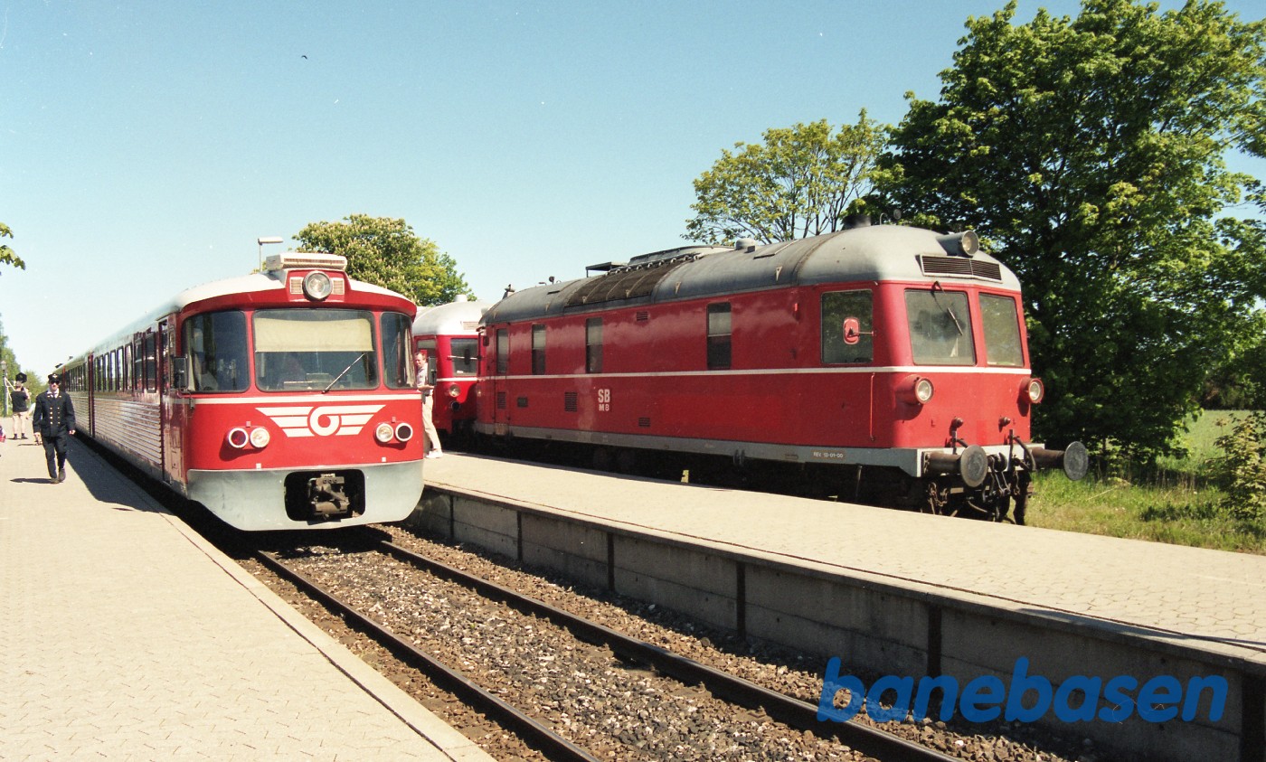 De 4 inviterede lokomotiver ankommet til Græsted station. Y-tog på vej ind i spor 1 De 4 inviterede lokomotiver ankommet til Græsted station. Y-tog på vej ind i spor 1