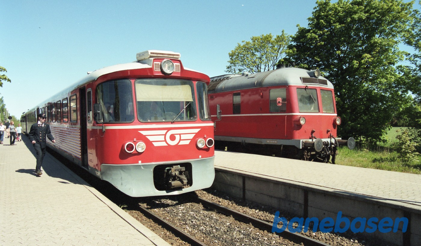 De 4 inviterede lokomotiver ankommet til Græsted station. Y-tog holder i spor 1 De 4 inviterede lokomotiver ankommet til Græsted station. Y-tog holder i spor 1