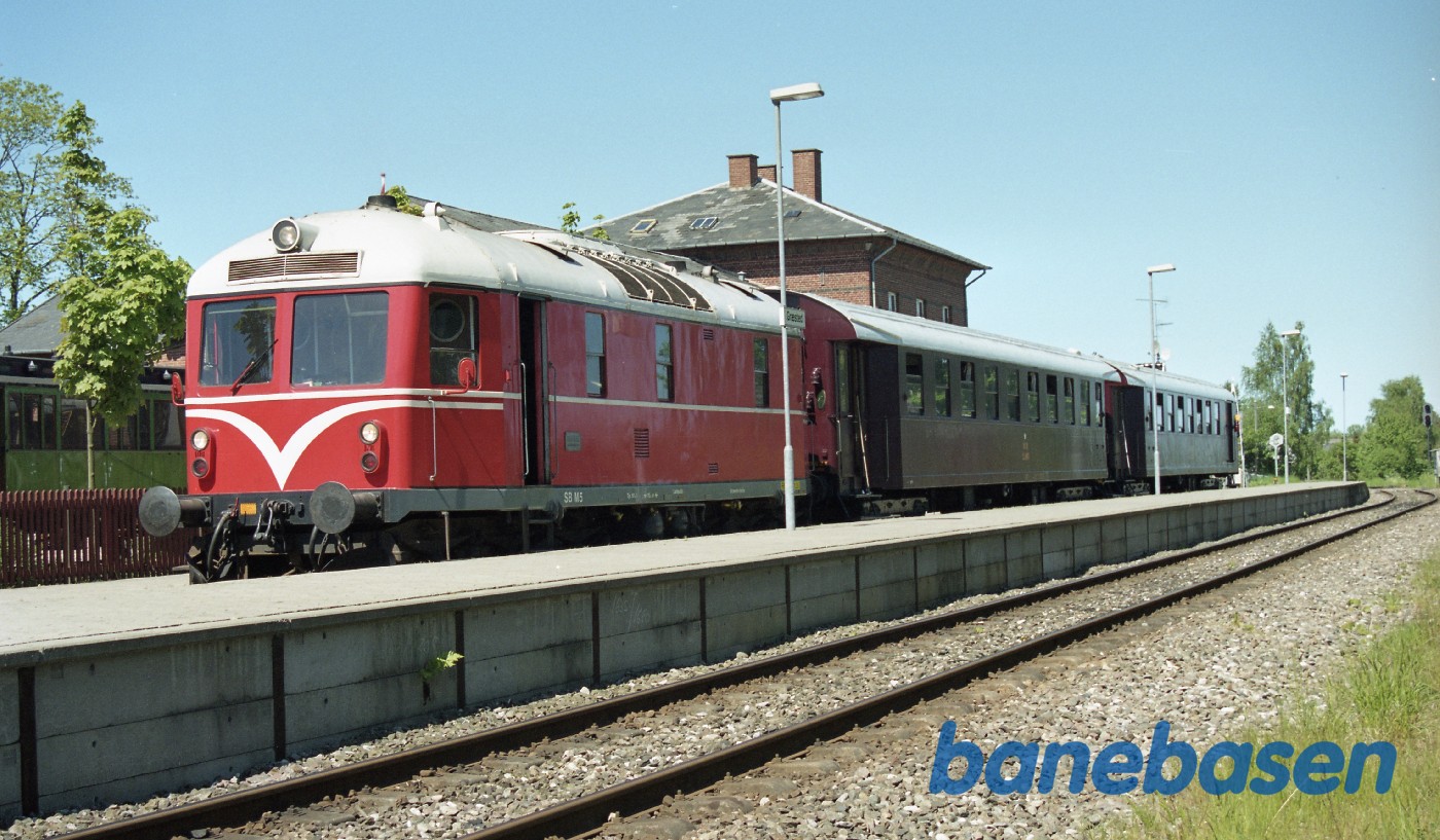 Jubilæumstoget holder klar ved perron med 2 vogne fra ØSJK Jubilæumstoget holder klar ved perron med 2 vogne fra ØSJK