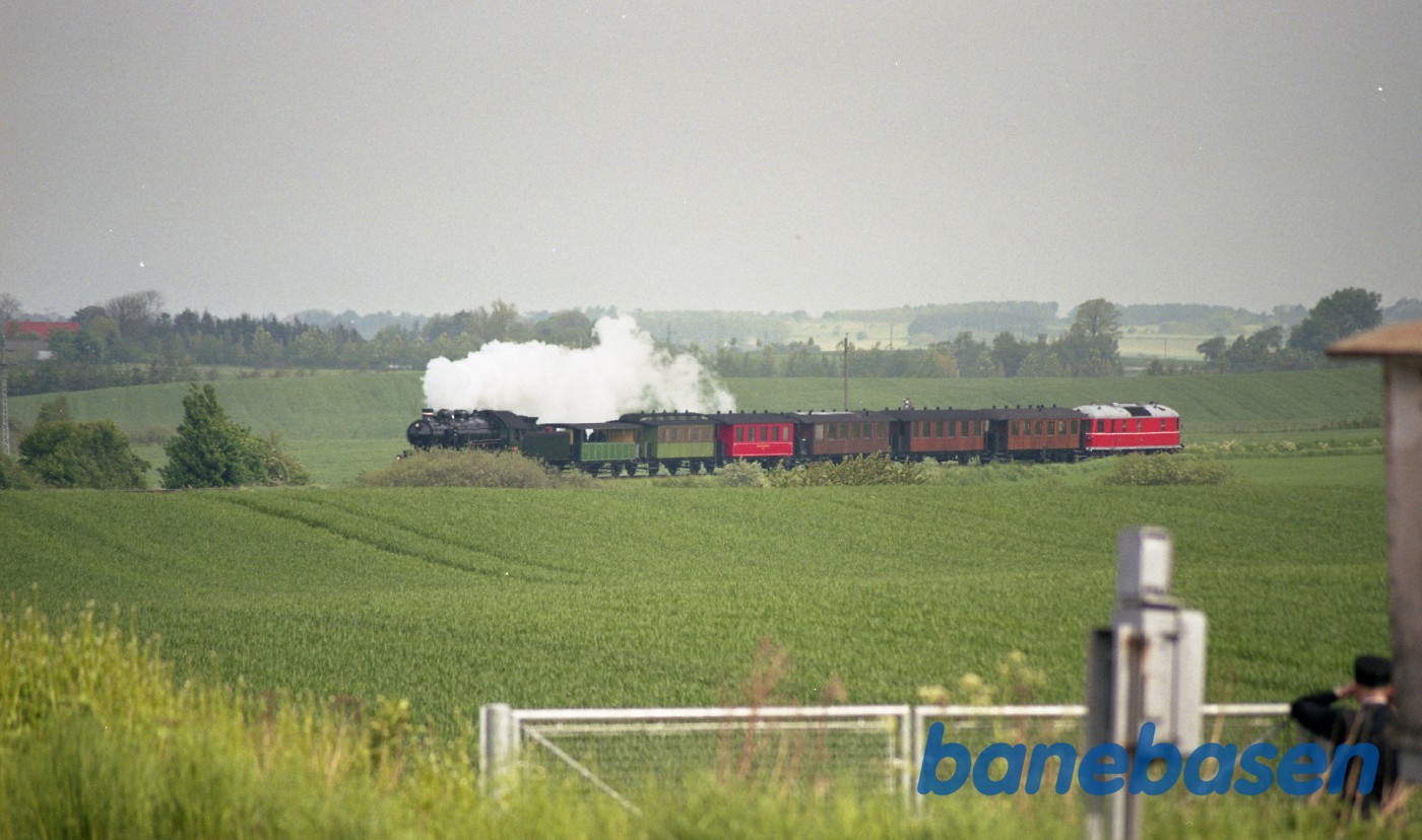 Damptoget på vej ind på Græsted station. Fotografen står på Græsted stationsvej lige ved overkørsl 47 Damptoget på vej ind på Græsted station. Fotografen står på Græsted stationsvej lige ved overkørsl 47