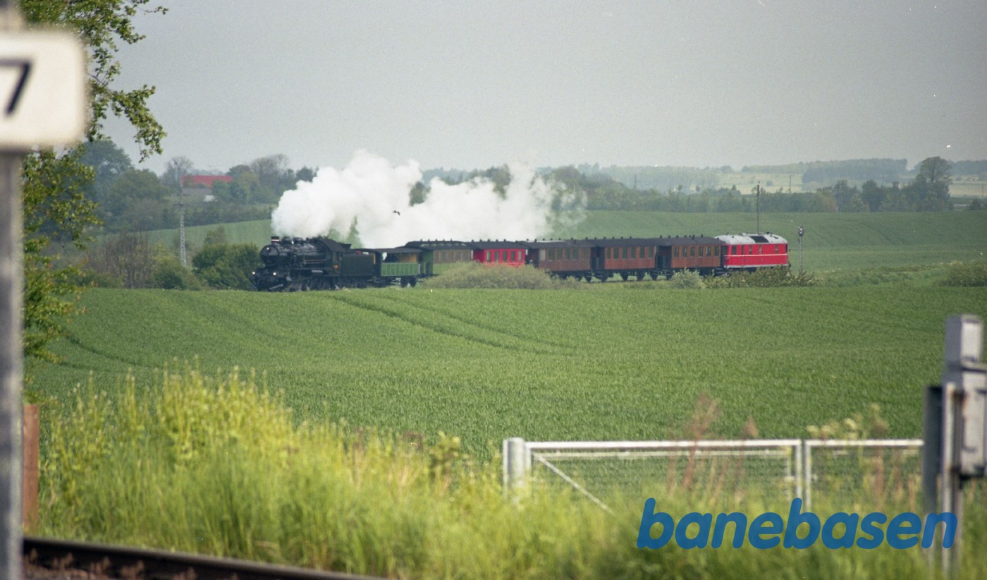 Damptoget på vej ind på Græsted station. Fotografen står på Græsted stationsvej lige ved overkørsl 47 Damptoget på vej ind på Græsted station. Fotografen står på Græsted stationsvej lige ved overkørsl 47