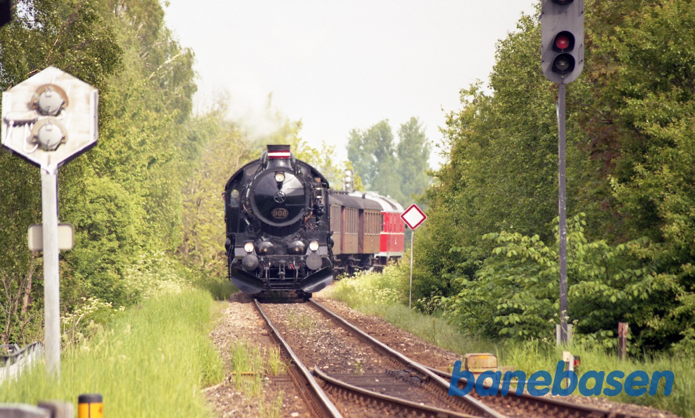 Damptoget på vej ind på Græsted station. Fotografen står på Græsted stationsvej lige ved overkørsl 47 Damptoget på vej ind på Græsted station. Fotografen står på Græsted stationsvej lige ved overkørsl 47