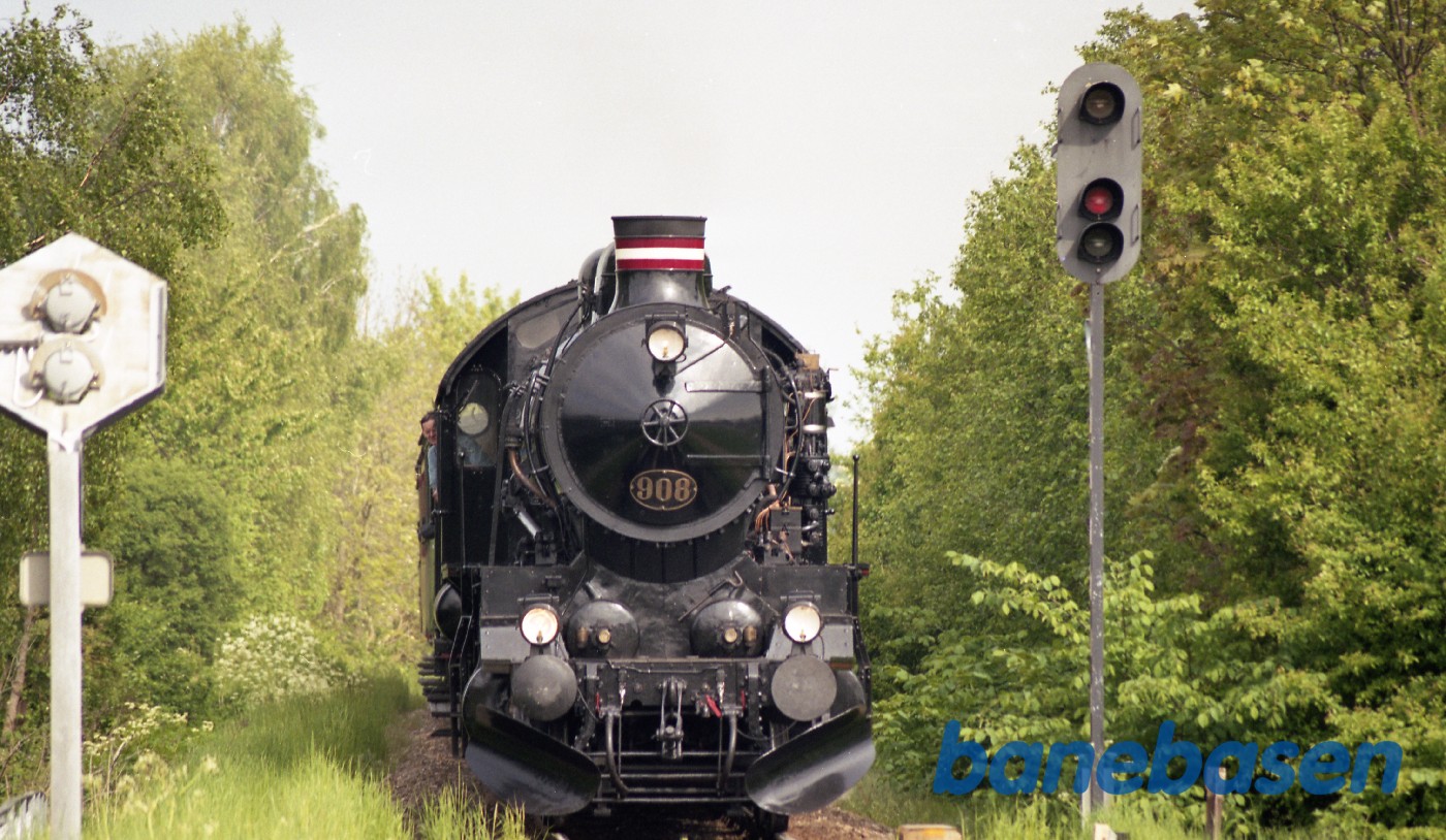 Damptoget på vej ind på Græsted station. Fotografen står på Græsted station lige ved overkørsl 47 Damptoget på vej ind på Græsted station. Fotografen står på Græsted station lige ved overkørsl 47