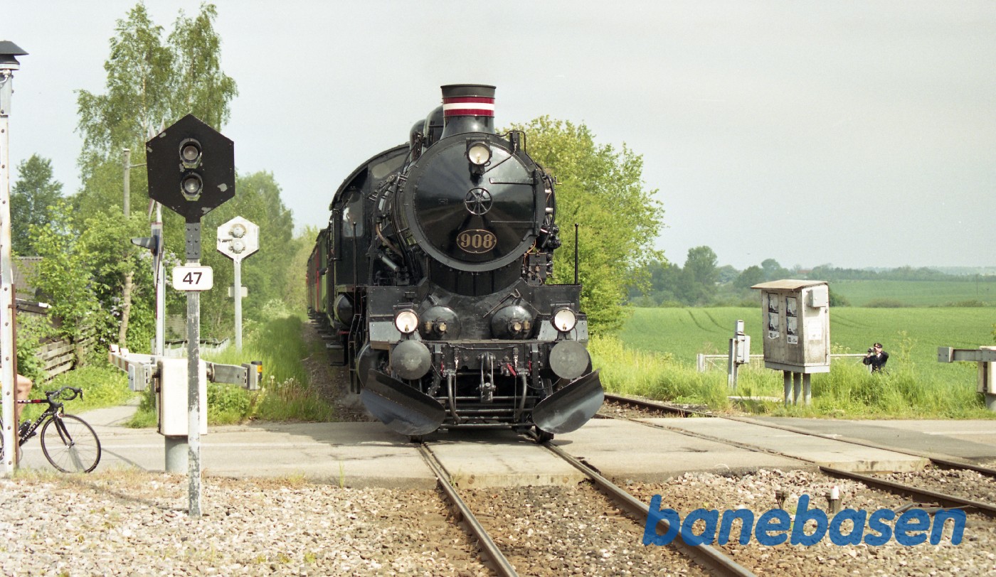 Damptoget på vej ind på Græsted station. Fotografen står på Græsted station lige ved overkørsl 48 Damptoget på vej ind på Græsted station. Fotografen står på Græsted station lige ved overkørsl 48