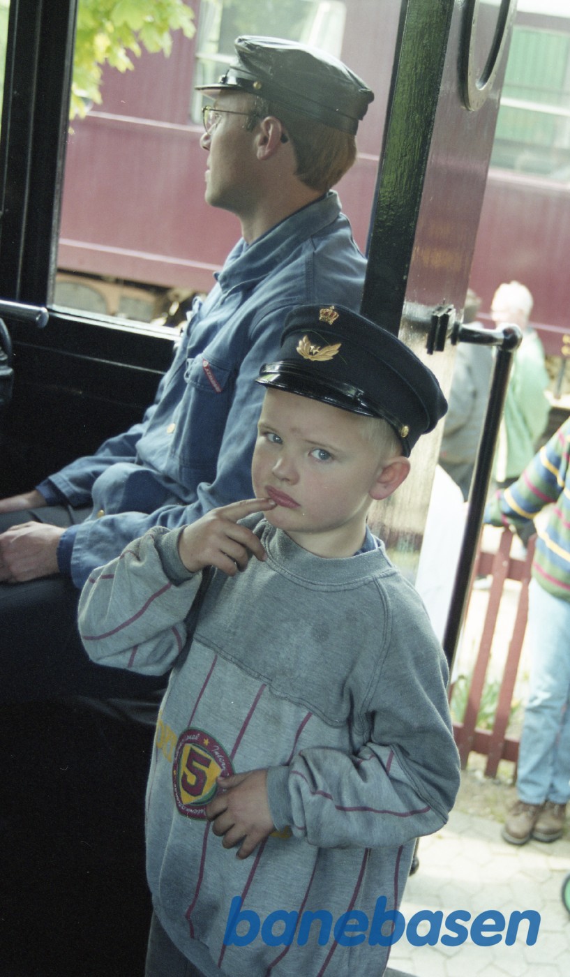 Den lille lokomotivfører kigger på det store lokomotiv Den lille lokomotivfører kigger på det store lokomotiv