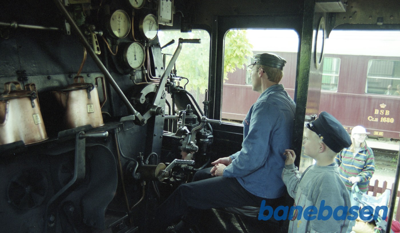 Den lille lokomotivfører kigger på det store lokomotiv Den lille lokomotivfører kigger på det store lokomotiv