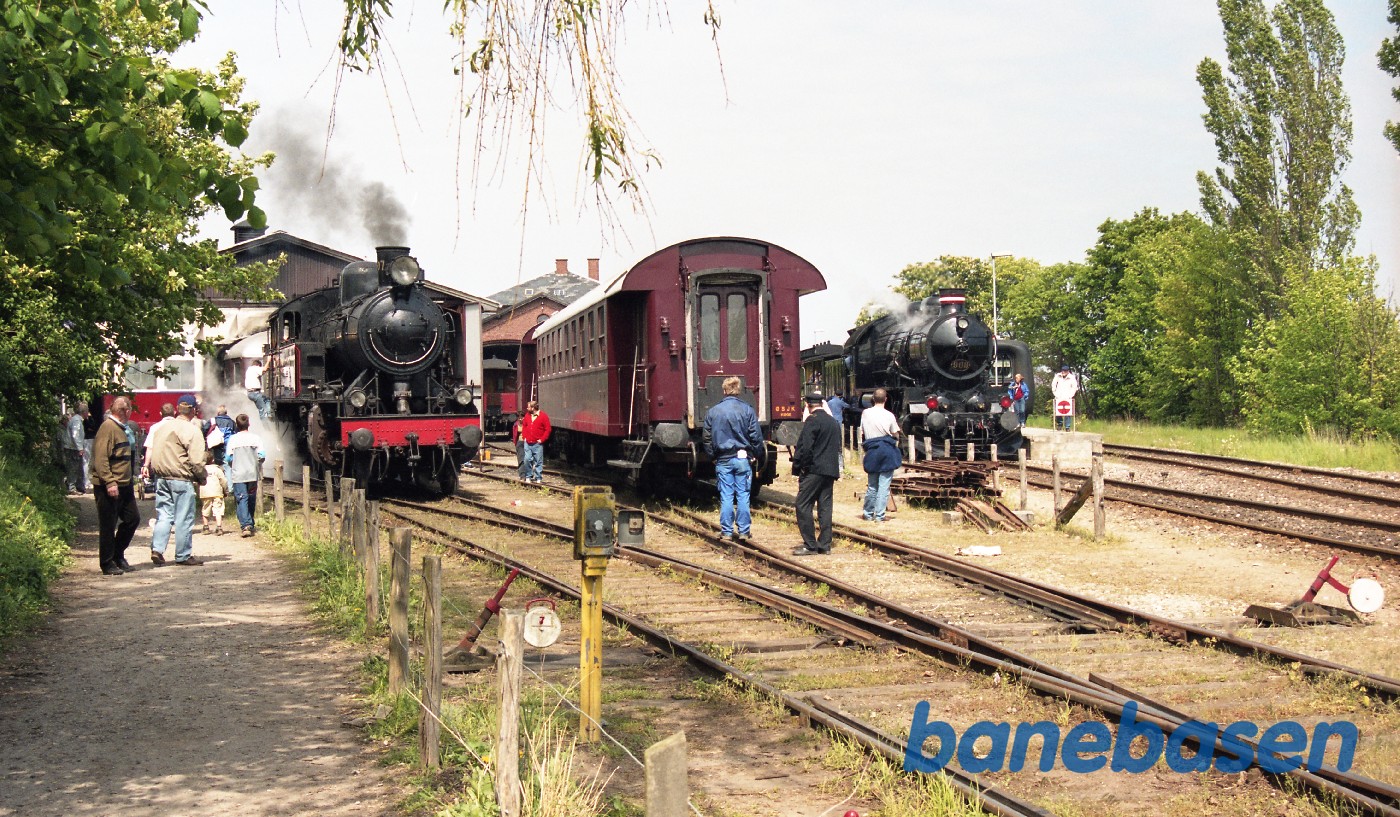 Der er fuld aktivitet på stationsområdet med lokomotiver og gæster Der er fuld aktivitet på stationsområdet med lokomotiver og gæster