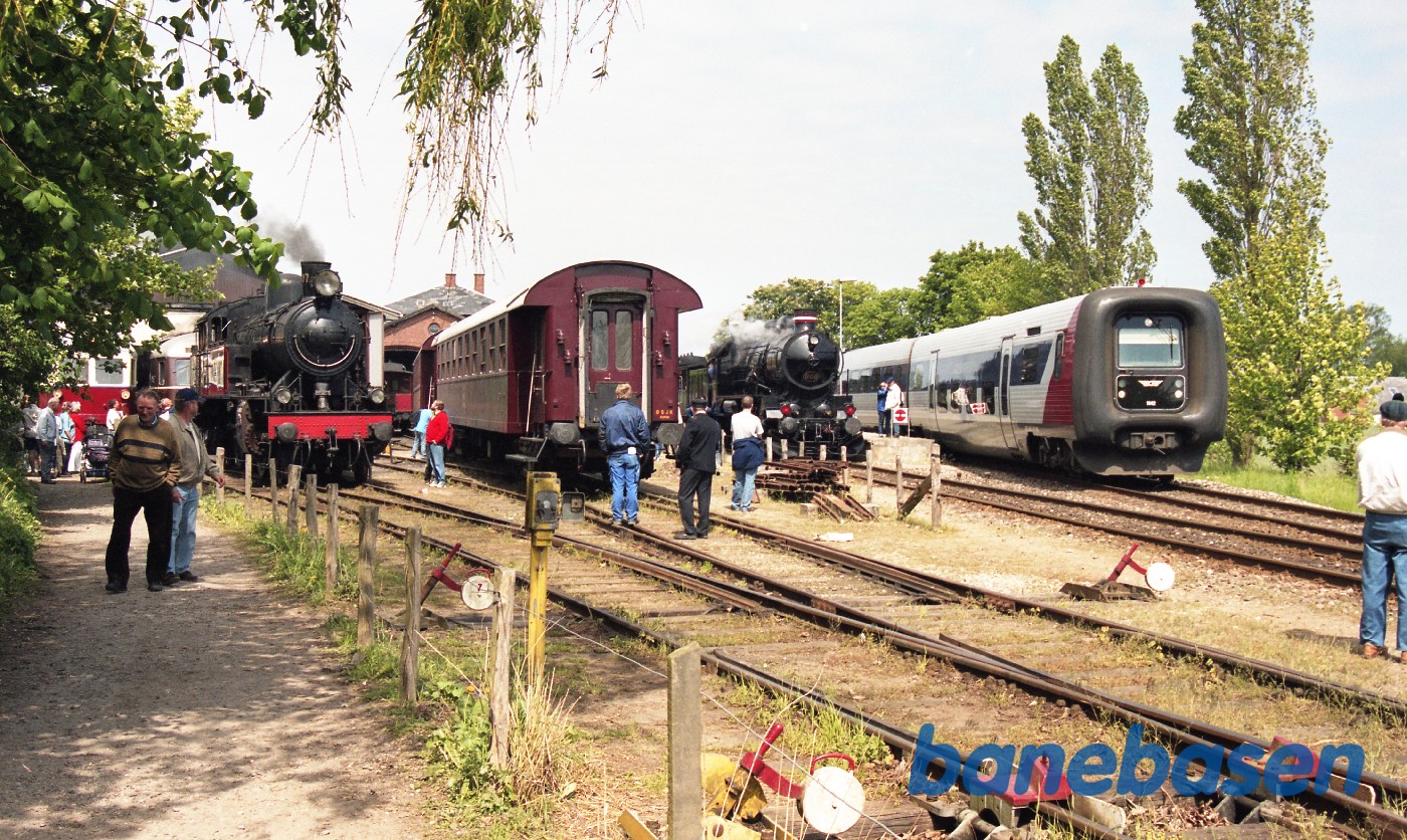 Der er fuld aktivitet på stationsområdet med lokomotiver og gæster Der er fuld aktivitet på stationsområdet med lokomotiver og gæster